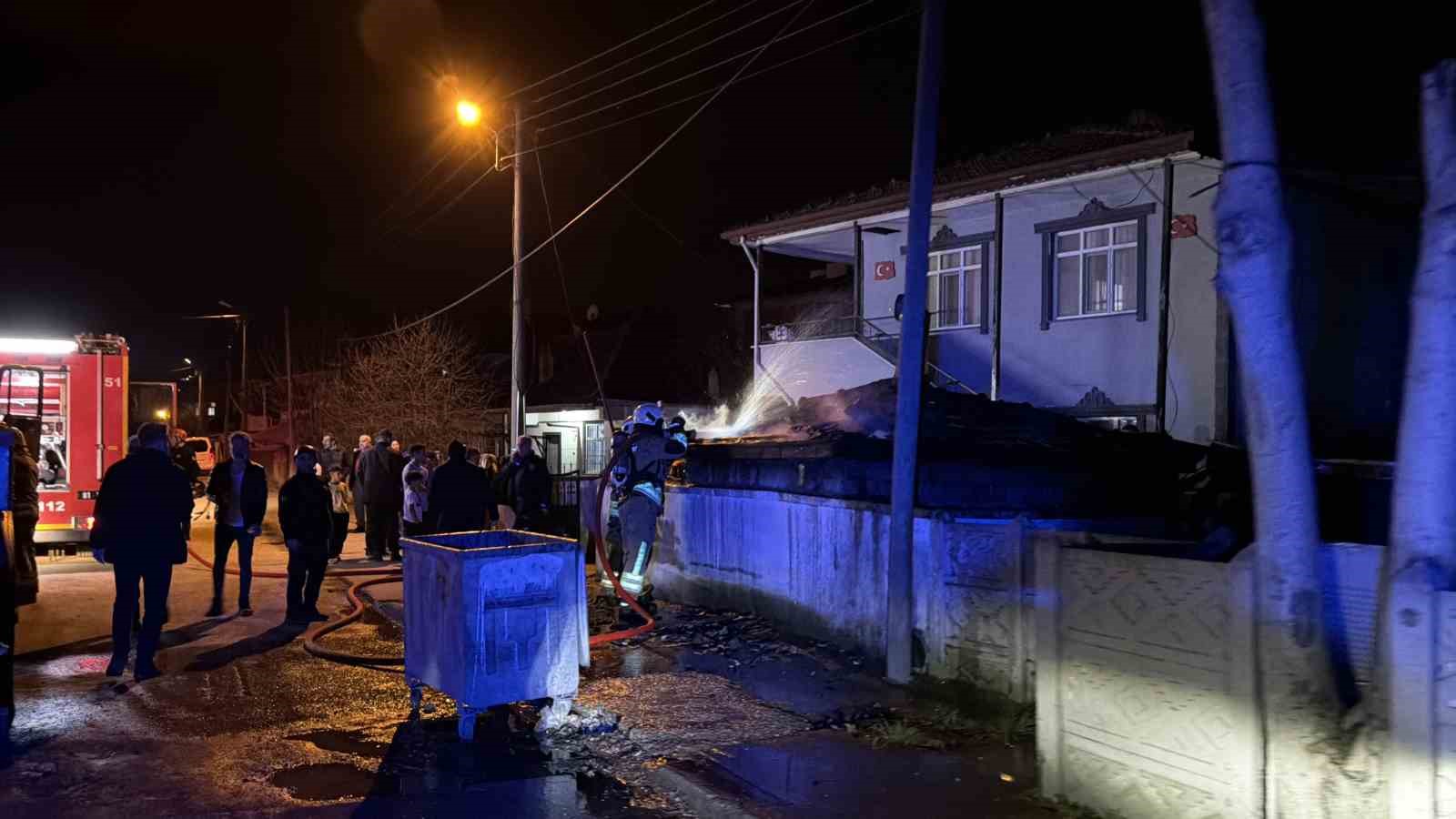 duzcede ruzgarin etkisi ile cikan yangin buyumeden sonduruldu 2 BeX97SNc