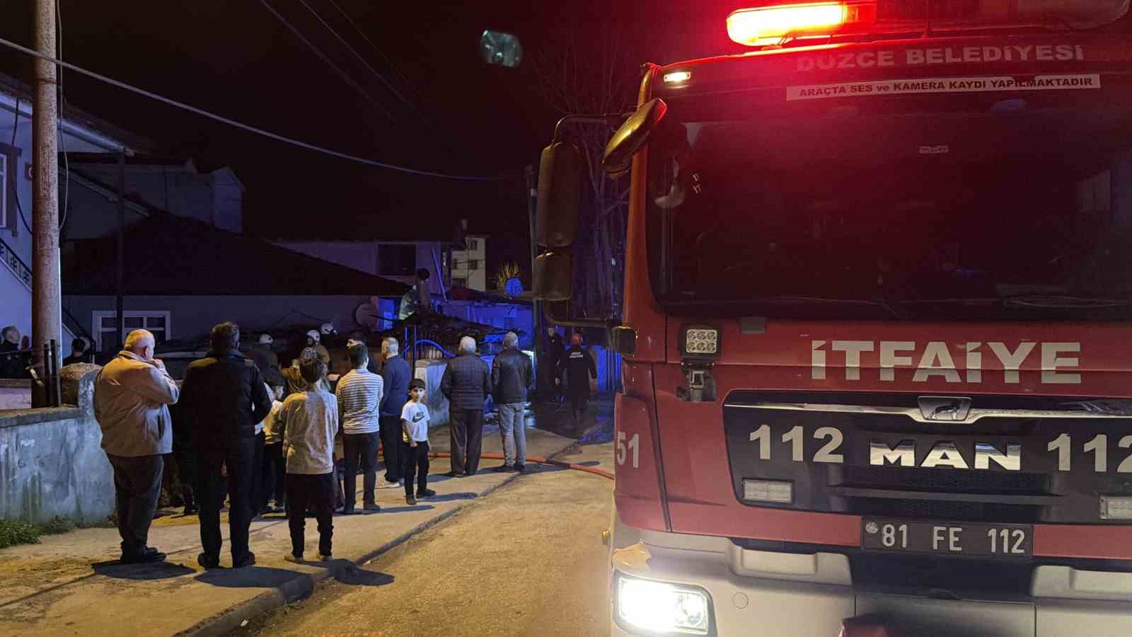 duzcede ruzgarin etkisi ile cikan yangin buyumeden sonduruldu 4 kgbkUYuJ