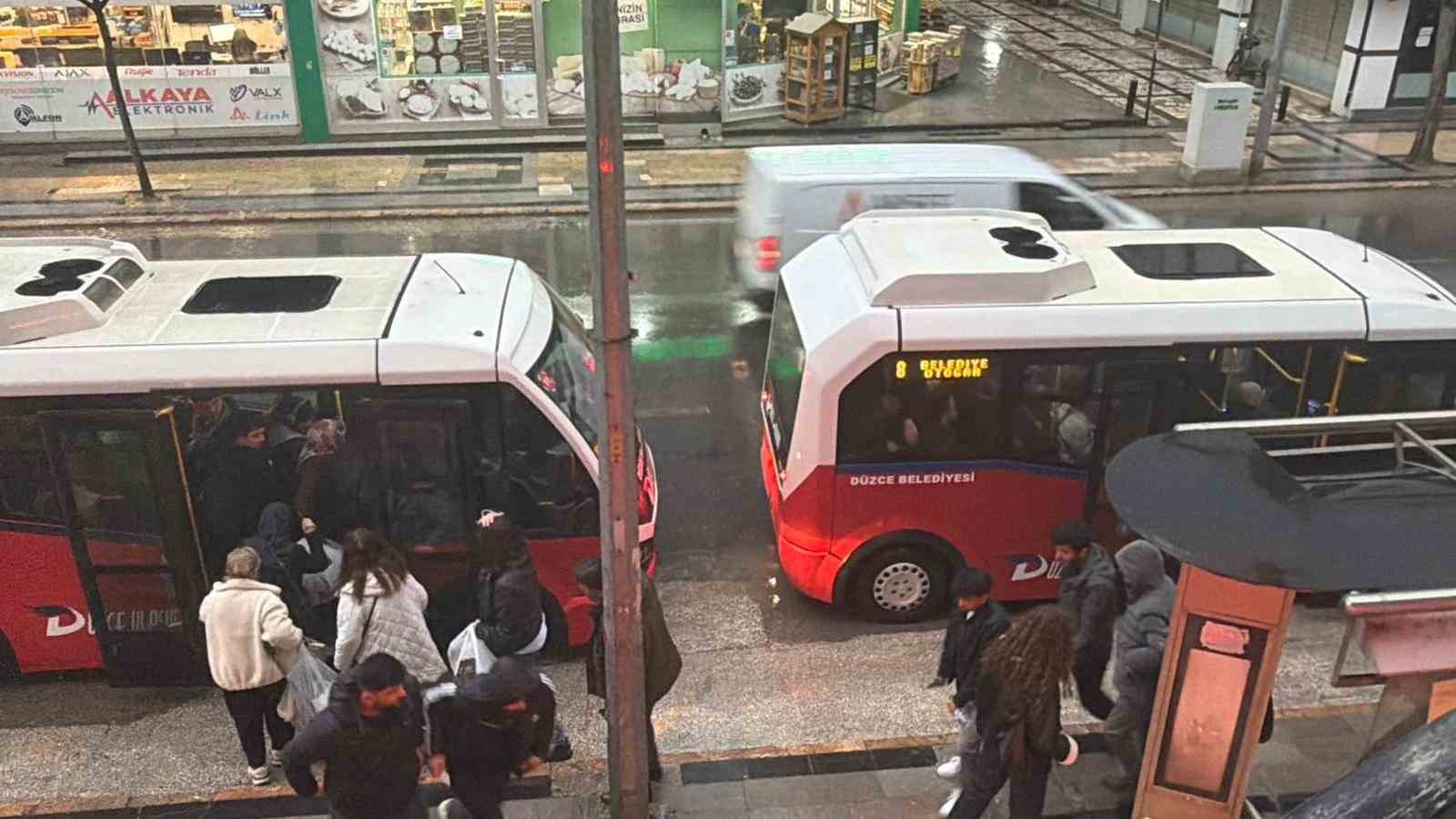 duzcede saganak yagis vatandaslari hazirliksiz yakaladi 4 uWdMiXfS