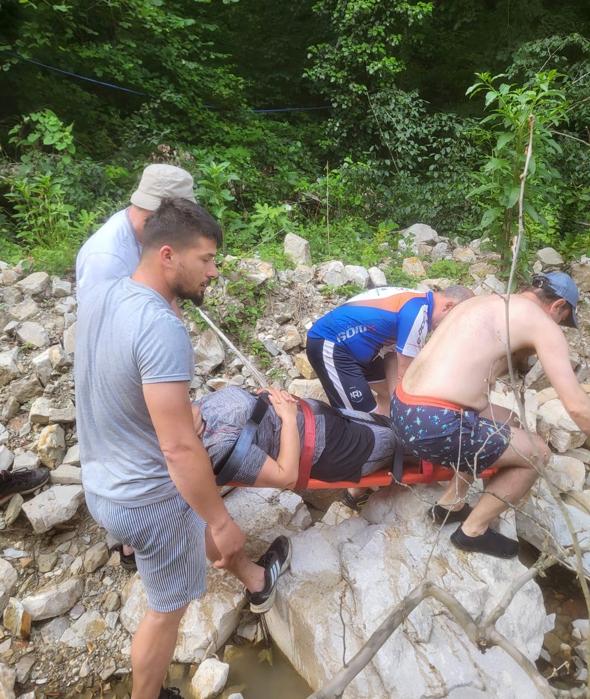 duzcede selalede yuruyus yaparken yaralanan turist kurtarildi 1 MEs6As8d