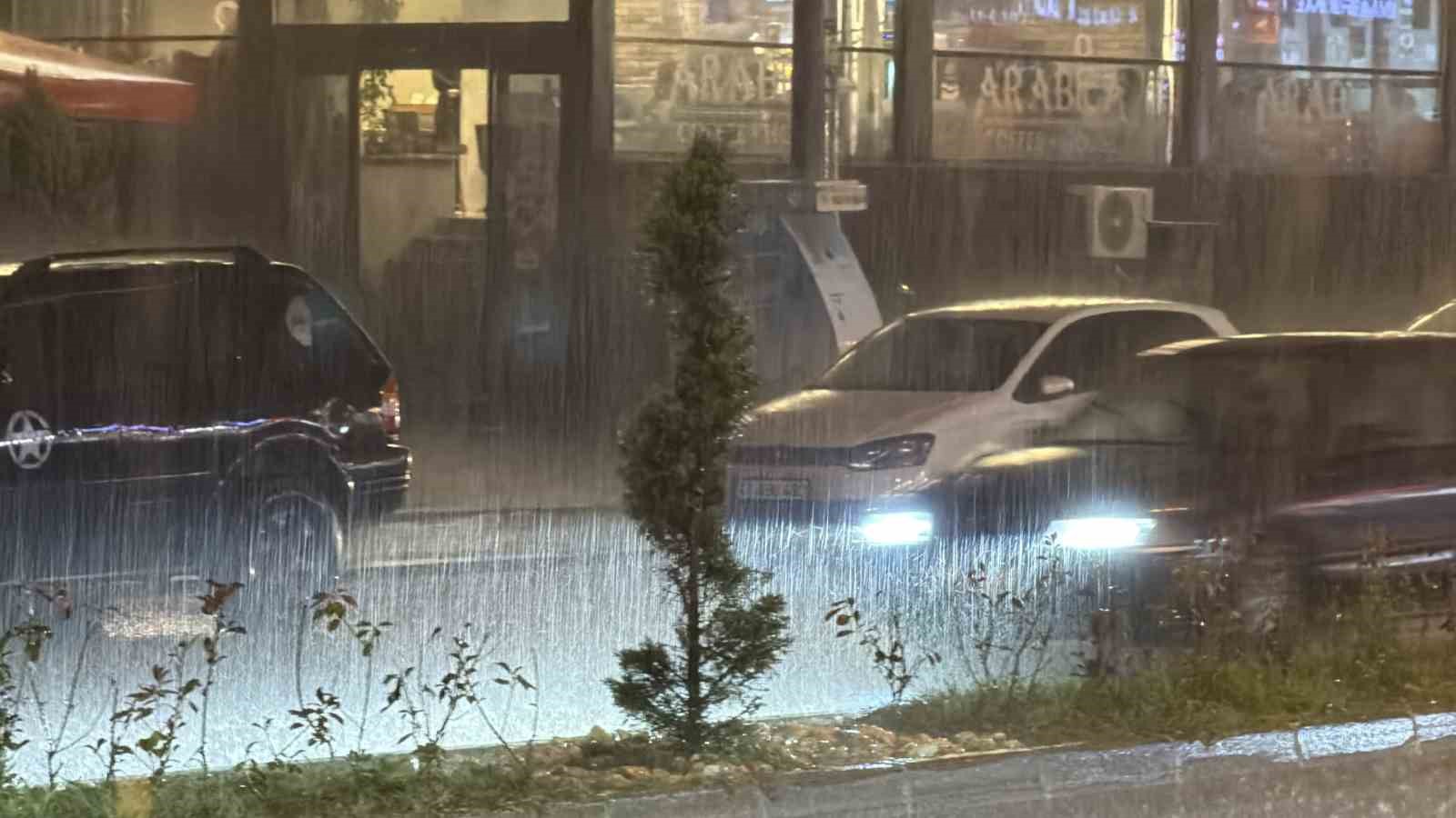 duzcede siddetli yagis sokaklari gole cevirdi 3 dFlNE4IM