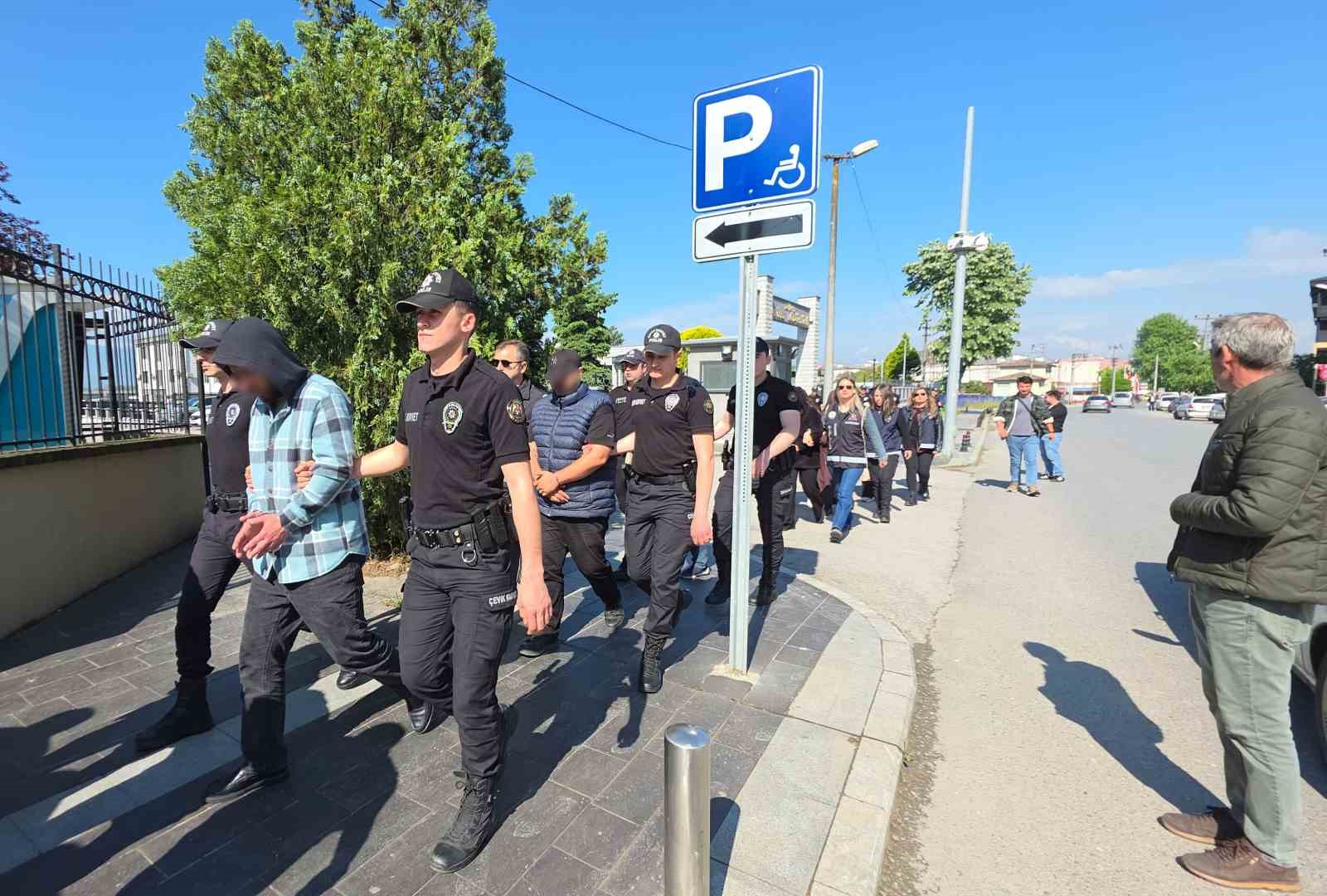 duzcede staj dolandiriciligi yaptigi iddia edilen 21 kisi adliyeye sevk edildi 1 zsDjZYEK