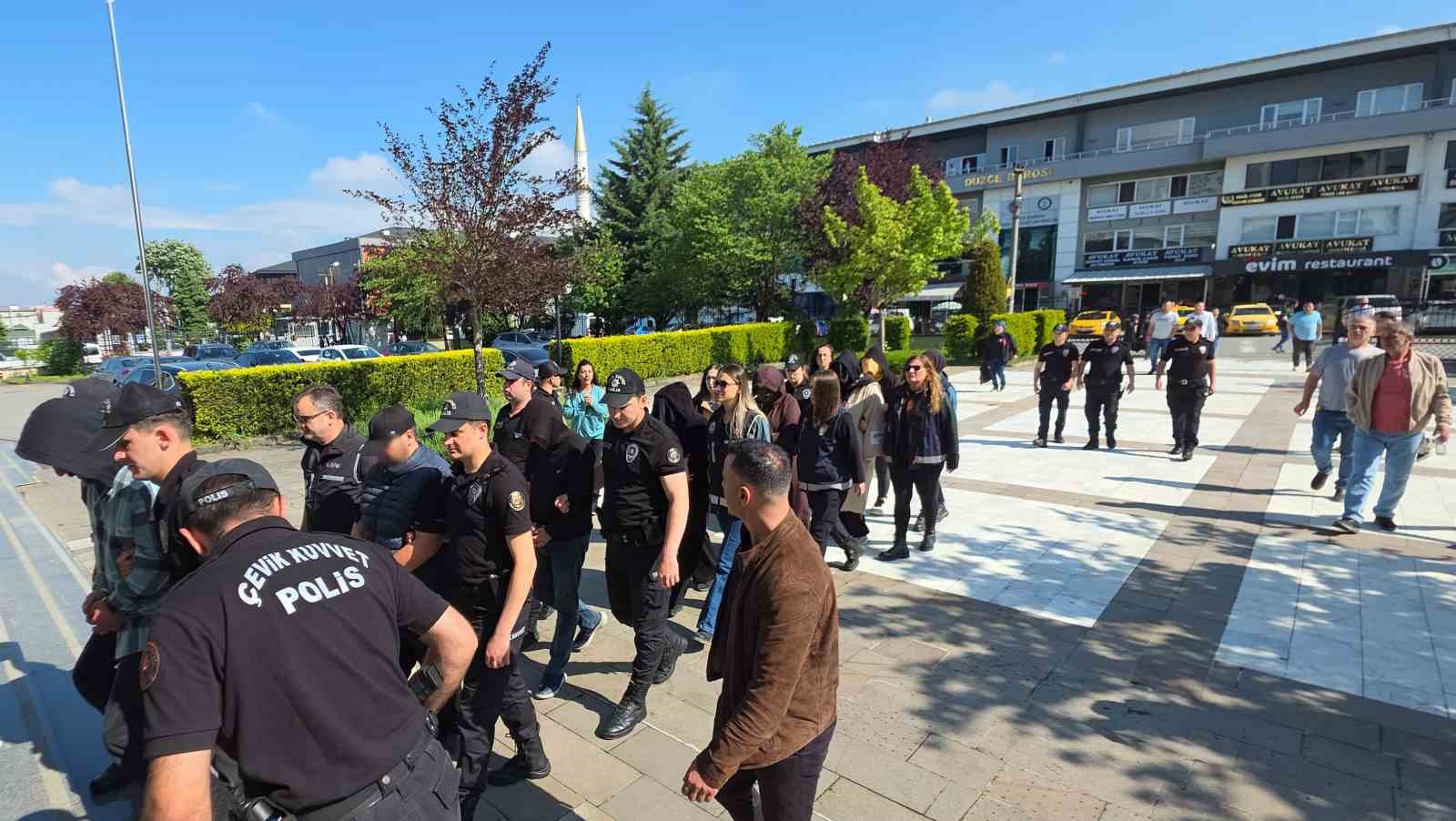 duzcede staj dolandiriciligi yaptigi iddia edilen 21 kisi adliyeye sevk edildi 3 Cbvydqj8