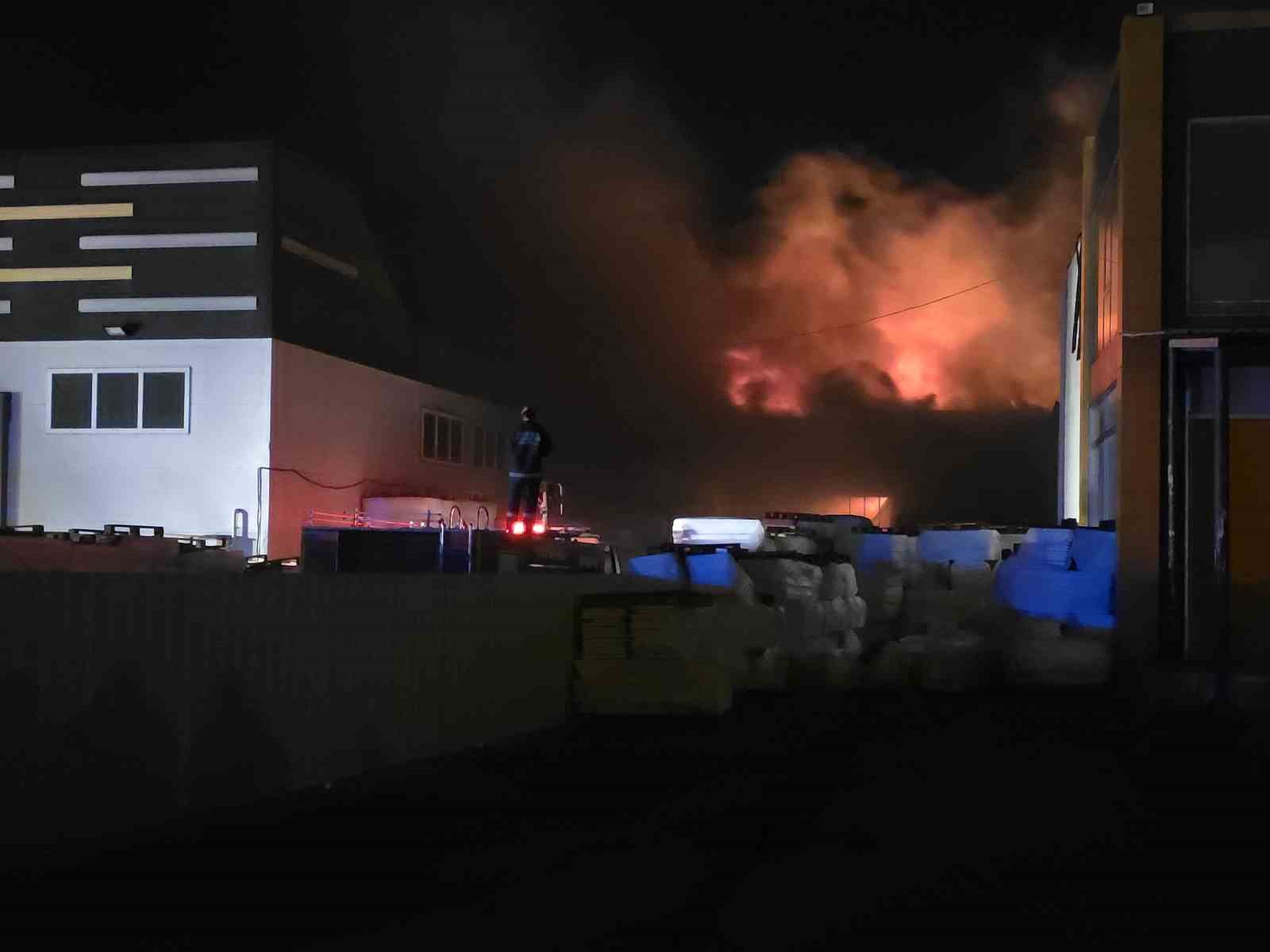 Düzce’de strafor fabrikasında yangın 7 duzcede strafor fabrikasinda yangin 3 6TSg5PGD
