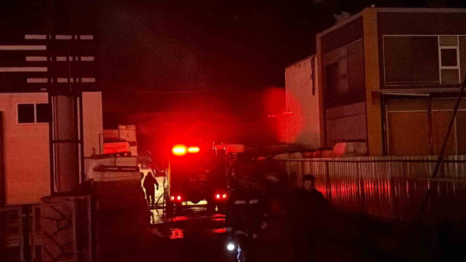 duzcede strafor fabrikasindaki yangini sondurme calismalari suruyor 1