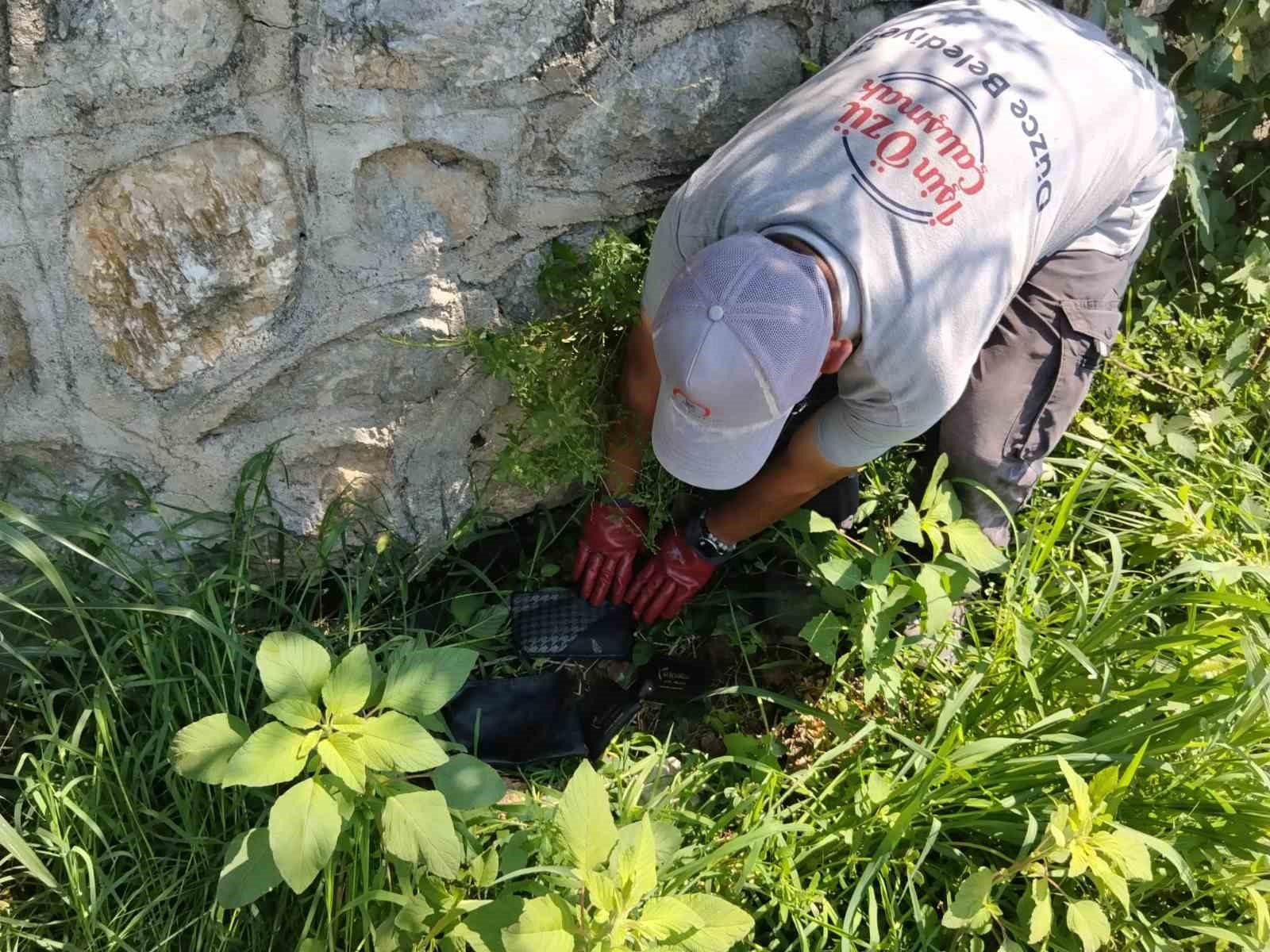 Düzce’de temizlik işçisi bulduğu altın dolu çantayı polise teslim etti 5 duzcede temizlik iscisi buldugu altin dolu cantayi polise teslim etti 1 HgzdWpyP