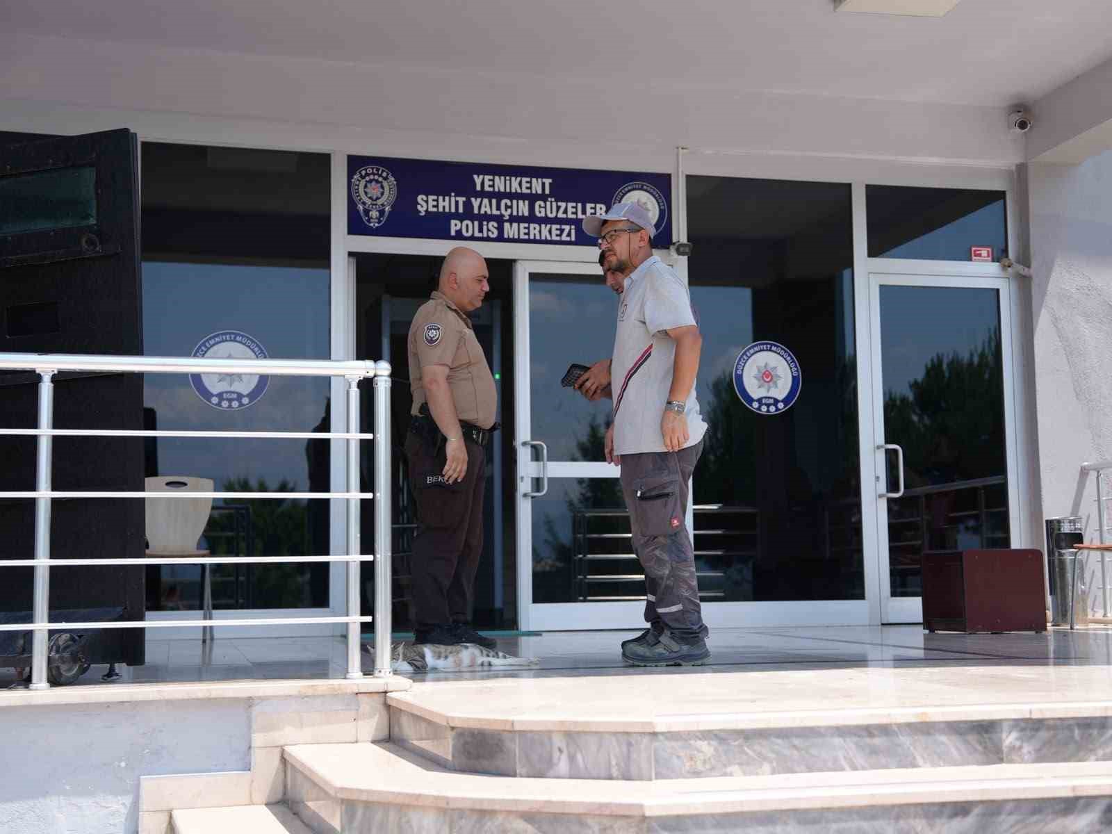 Düzce’de temizlik işçisi bulduğu altın dolu çantayı polise teslim etti 6 duzcede temizlik iscisi buldugu altin dolu cantayi polise teslim etti 2 c28C45Of