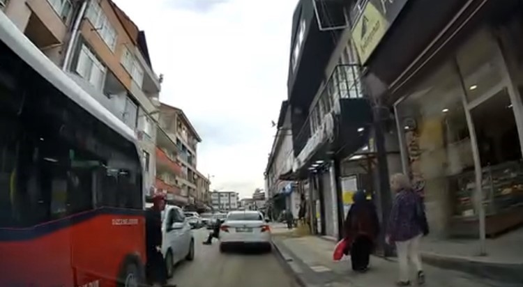 duzcede yayaya carpan surucu direksiyonu baskasina devretti 0