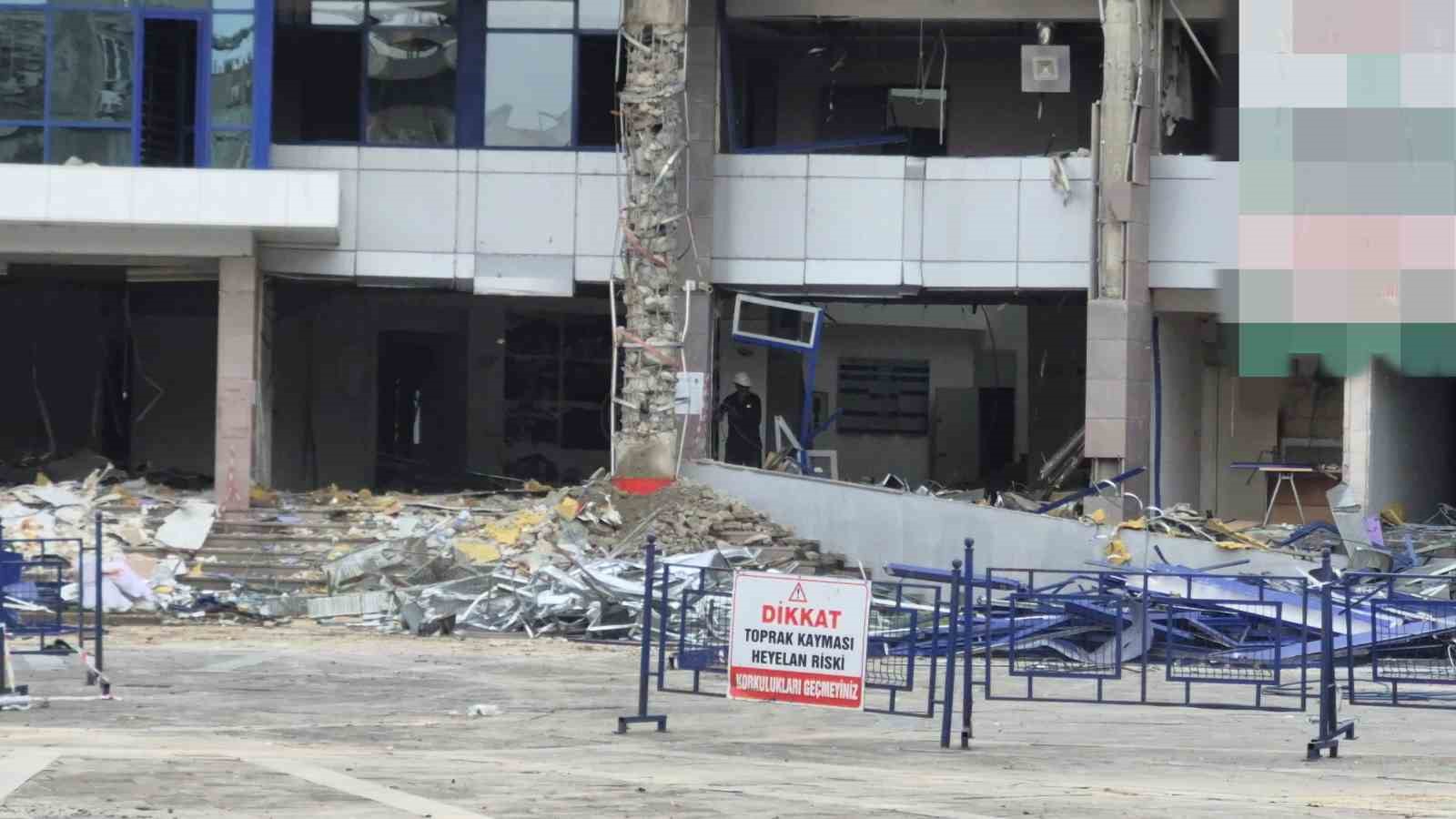duzcede yikim calismasi suren belediye binasinda yangin 3