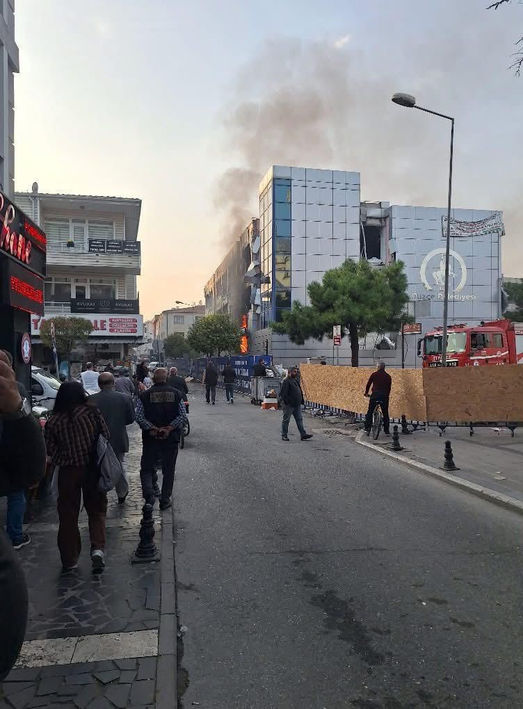 duzcede yikim calismasi suren belediye binasinda yangin 5 h8kIyRW7