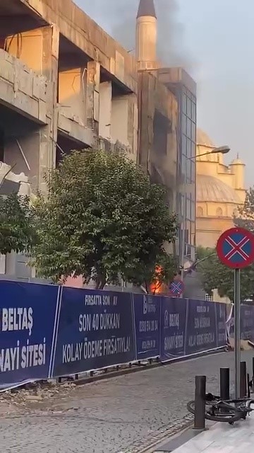 duzcede yikim calismasi suren belediye binasinda yangin 6 P1rUztGM