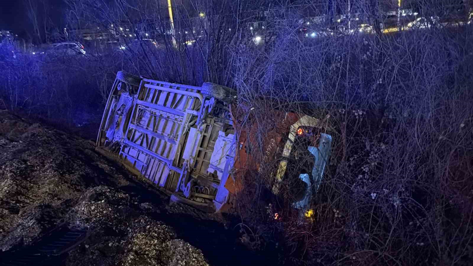 duzcedeki kaza kamerada restorandaki musteriler ve calisanlar yardima kostu 5 kM8QZmIN