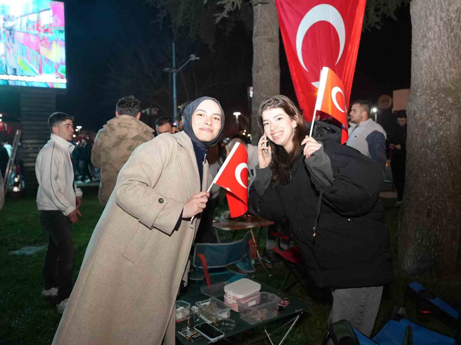 duzceliler mili mac heyecanini millet bahcesinde yasadi 4 ThK8H9PD