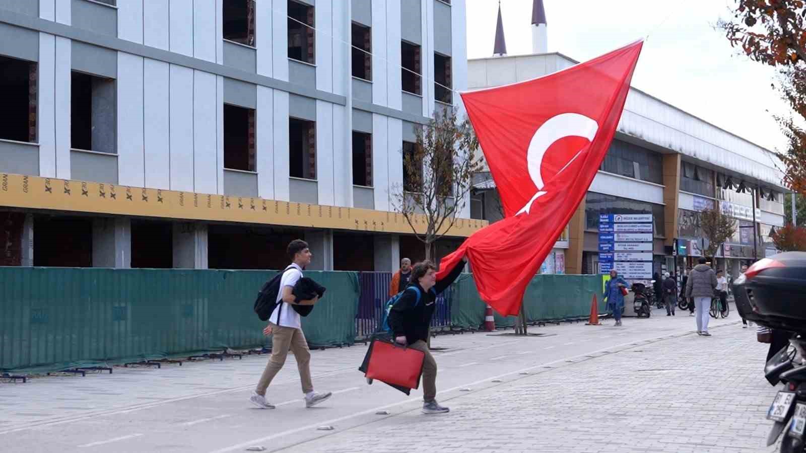 duzceliler turk bayragini yere dusurmedi 5 9gZ6cTXt