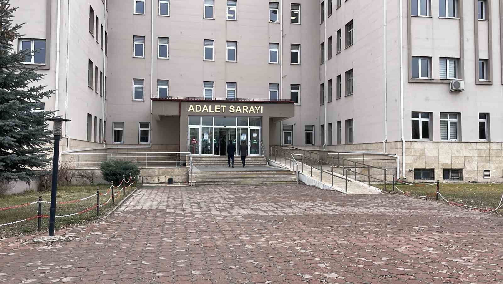 (Düzeltme) Ağabeyini bıçaklayarak öldüren cinayet zanlısı şahıs tutuklandı 6 duzeltme agabeyini bicaklayarak olduren cinayet zanlisi sahis tutuklandi 2 4scgzdA2
