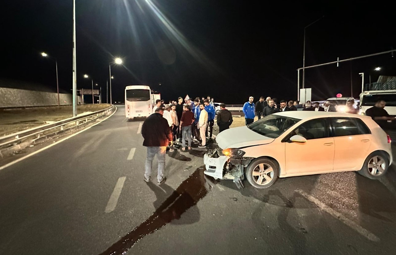 duzeltme elazigspor oyuncularini tasiyan otobus ile otomobil carpisti 1 kisi yaralandi 0 4T5cymvZ