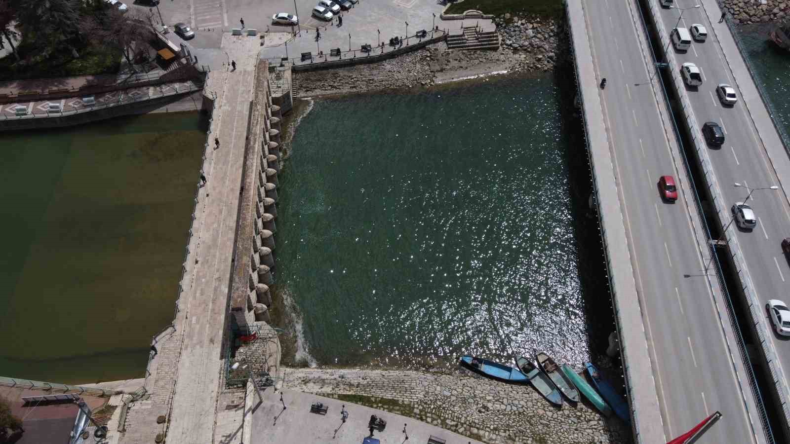 (Düzeltme) Gölde sular çekildi, yatlar karaya oturdu: Aşk Adası’nın etrafında da su kalmadı 5 duzeltme golde sular cekildi yatlar karaya oturdu ask adasinin etrafinda da su kalmadi 1