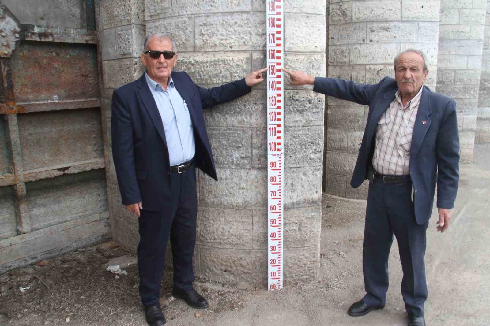 (Düzeltme) Gölde sular çekildi, yatlar karaya oturdu: Aşk Adası’nın etrafında da su kalmadı 7 duzeltme golde sular cekildi yatlar karaya oturdu ask adasinin etrafinda da su kalmadi 3 YKfklzXs
