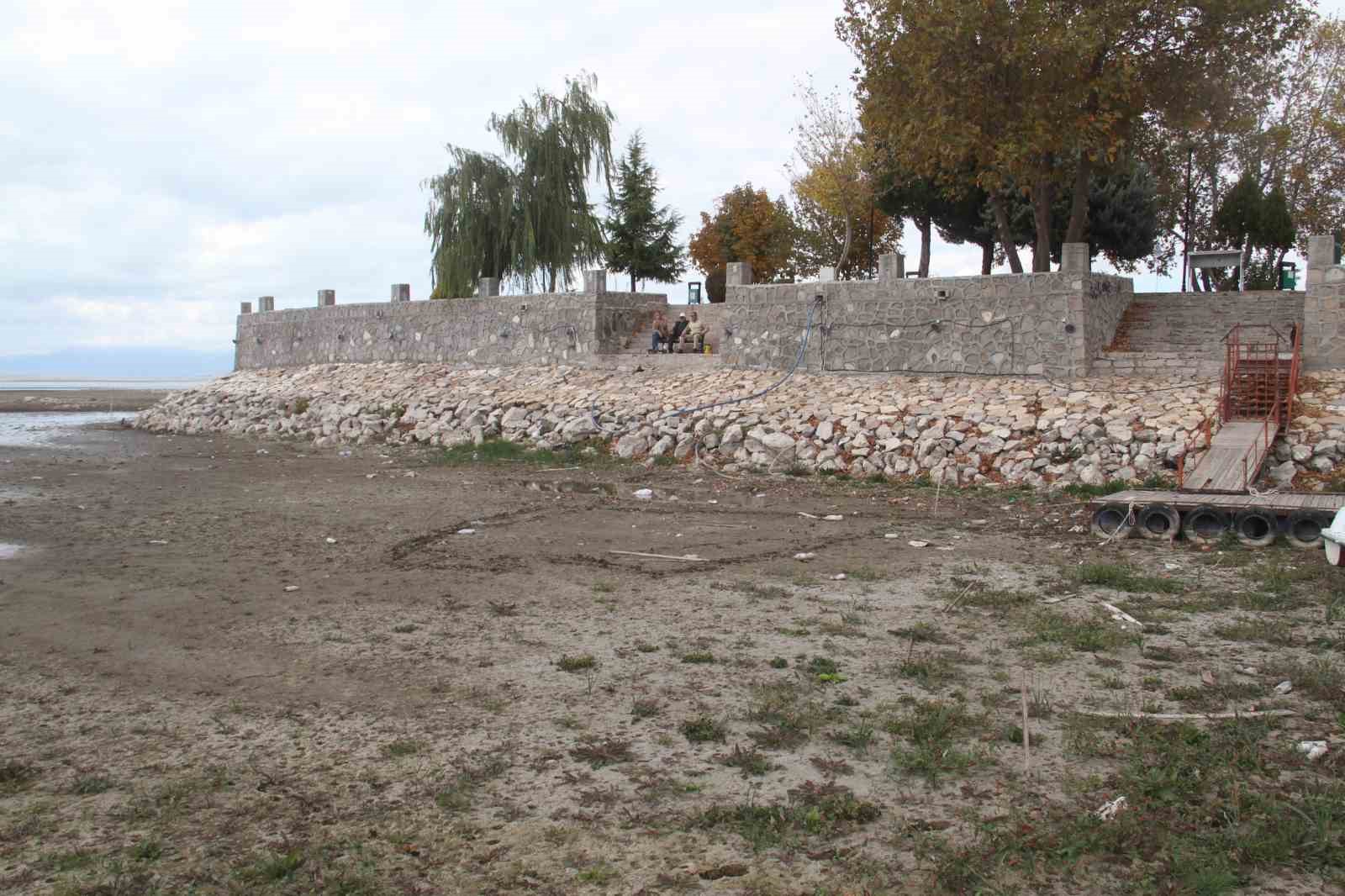 (Düzeltme) Gölde sular çekildi, yatlar karaya oturdu: Aşk Adası’nın etrafında da su kalmadı 10 duzeltme golde sular cekildi yatlar karaya oturdu ask adasinin etrafinda da su kalmadi 6 Z1RXHkOl