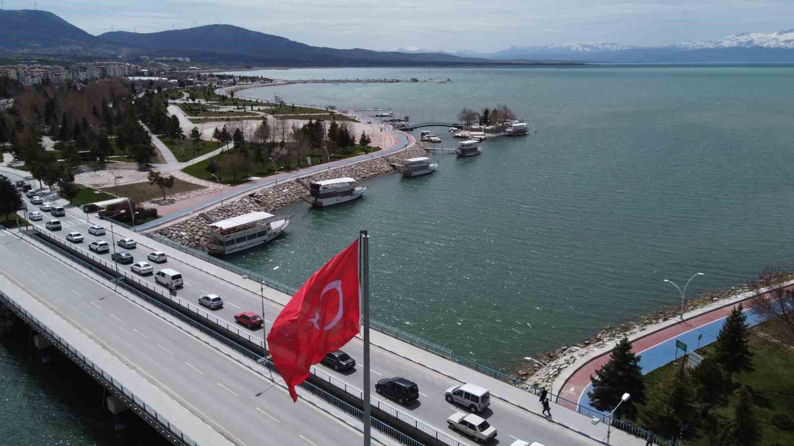 (Düzeltme) Gölde sular çekildi, yatlar karaya oturdu: Aşk Adası’nın etrafında da su kalmadı 12 duzeltme golde sular cekildi yatlar karaya oturdu ask adasinin etrafinda da su kalmadi 8 CnbdaYgL