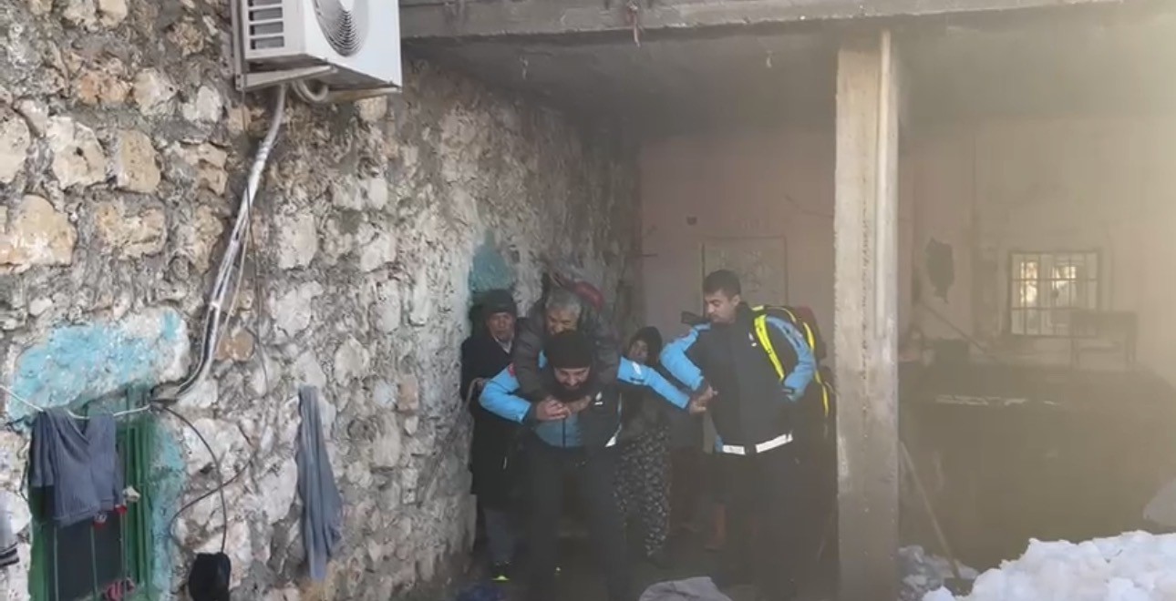 duzeltme mardinde fedakar saglik personeli 84 yasindaki hastayi sirtinda tasidi 1 St41NdnK