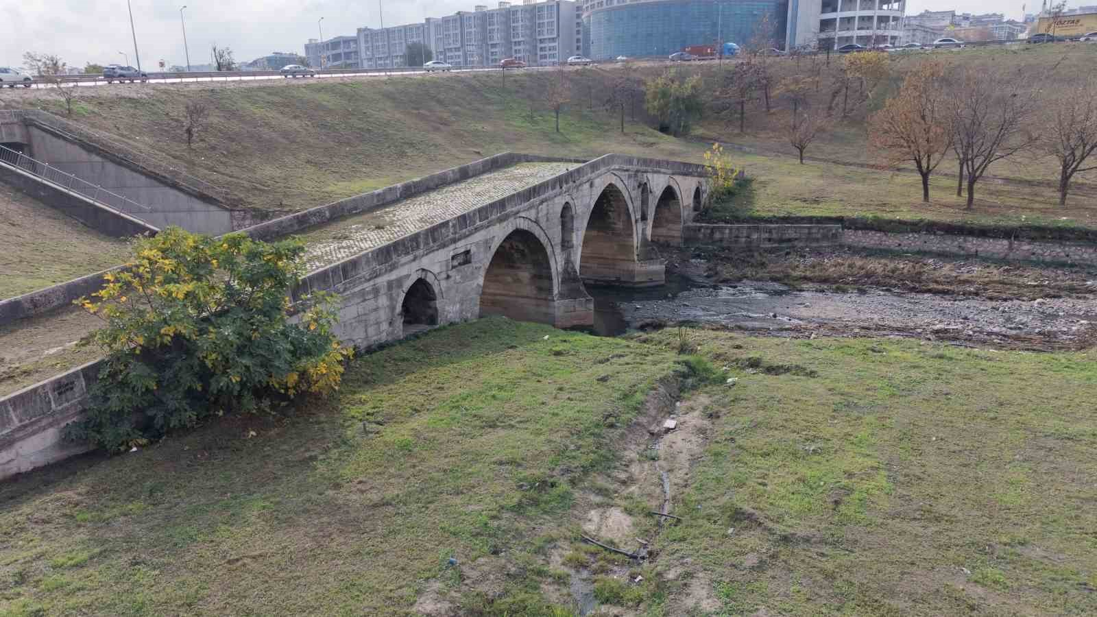 e 5in yaninda cukura terk edildi 470 yillik haramidere koprusu icler acisi halde 0 yS3S6tXQ