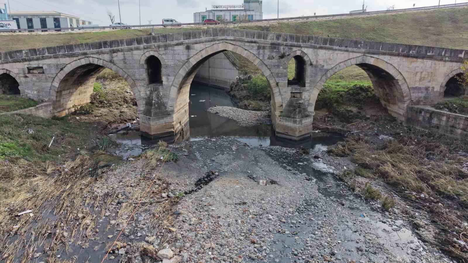 e 5in yaninda cukura terk edildi 470 yillik haramidere koprusu icler acisi halde 1 8TaINWQO