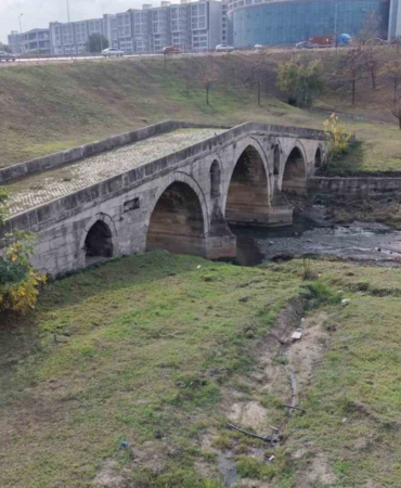 e-5in-yaninda-cukura-terk-edildi-470-yillik-haramidere-koprusu-icler-acisi-halde-dVe4gWVk.jpg
