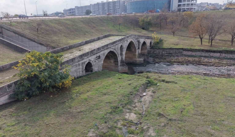 e-5in-yaninda-cukura-terk-edildi-470-yillik-haramidere-koprusu-icler-acisi-halde-dVe4gWVk.jpg