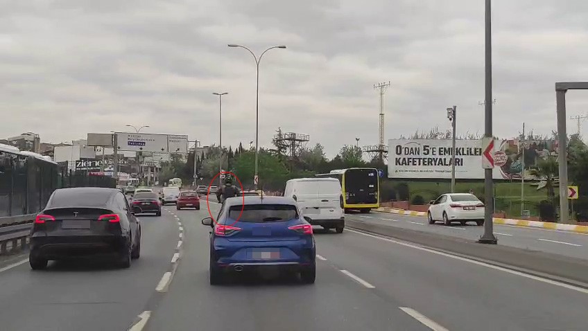 e 5te trafigi hice sayan scooter surucusu kamerada trafiktekiler tepki gosterdi 0 DPIE5PyW