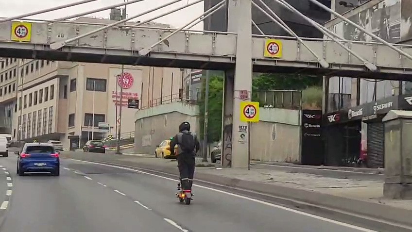 e 5te trafigi hice sayan scooter surucusu kamerada trafiktekiler tepki gosterdi 1 YmJYIhTG