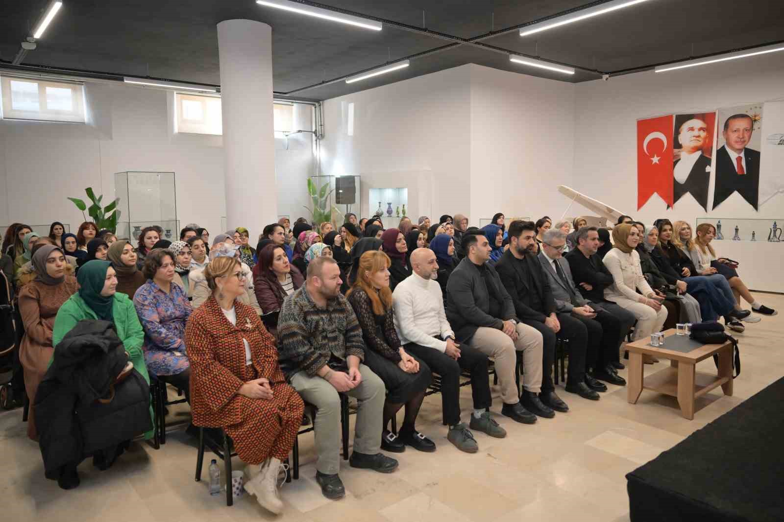 ebru sanatinin ustasi esenyurtta sanatseverlerle bulustu 2