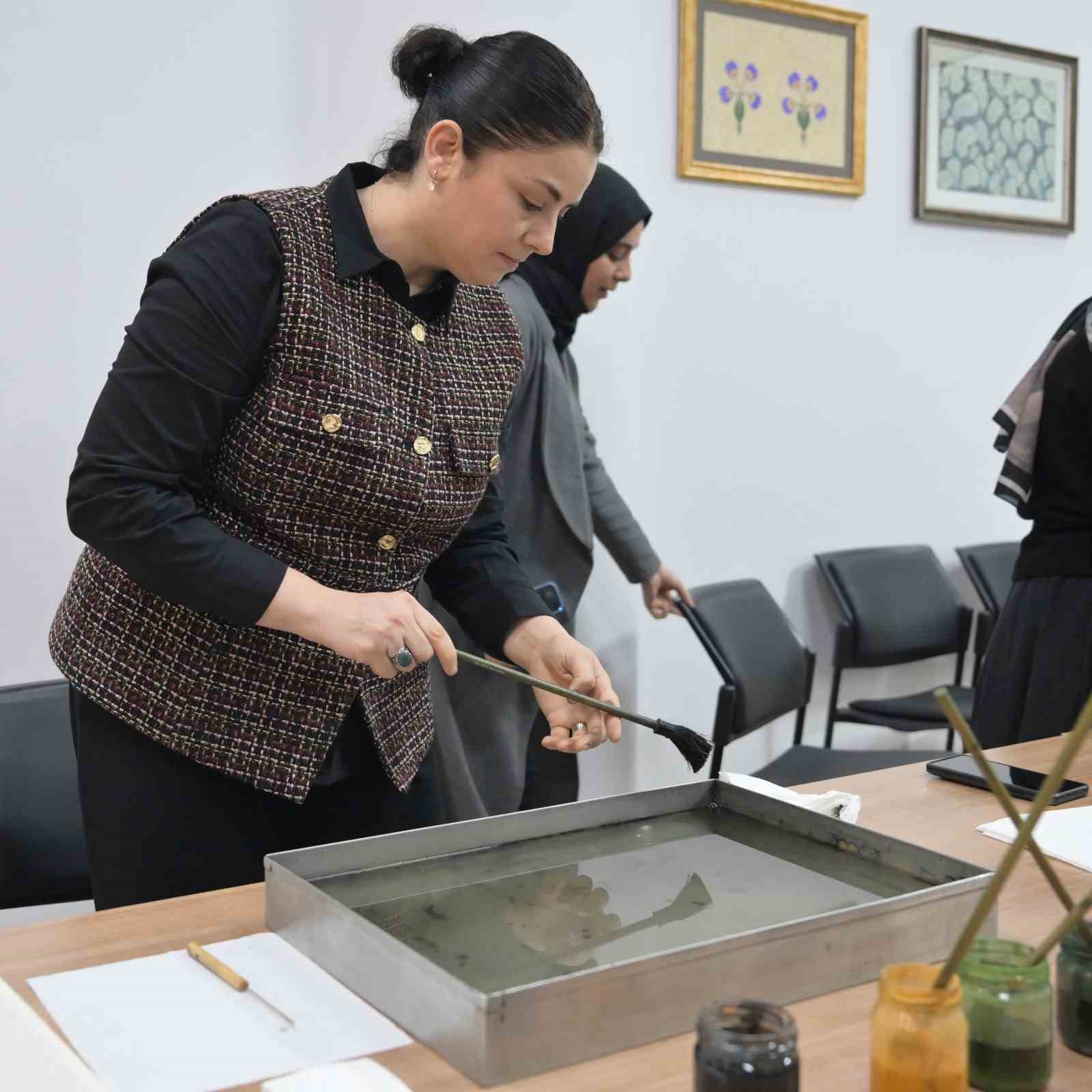 ebru sanatinin ustasi esenyurtta sanatseverlerle bulustu 5 lQdQlTs5