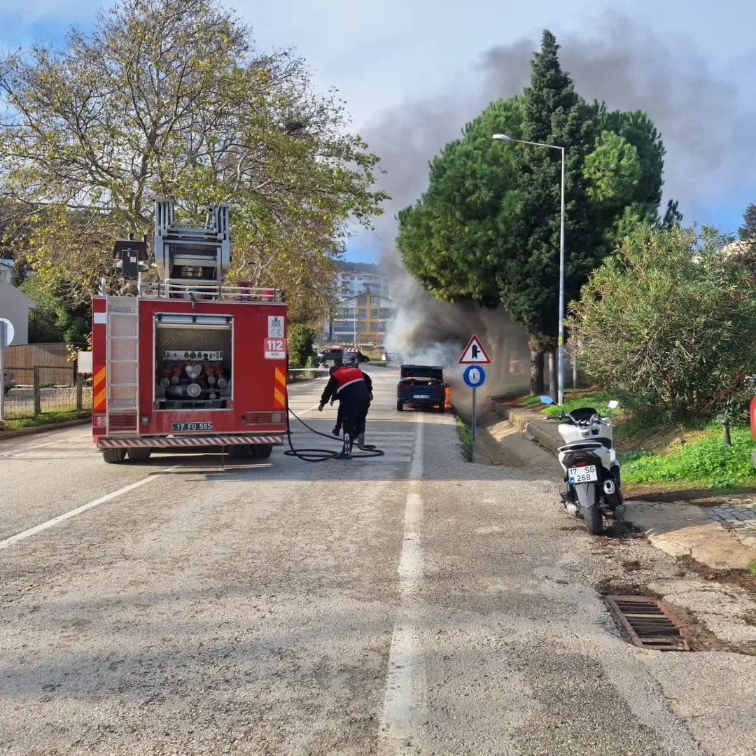eceabatta seyir halindeki otomobil yanarak kullanilamaz hale geldi 2 LFj6GwUC