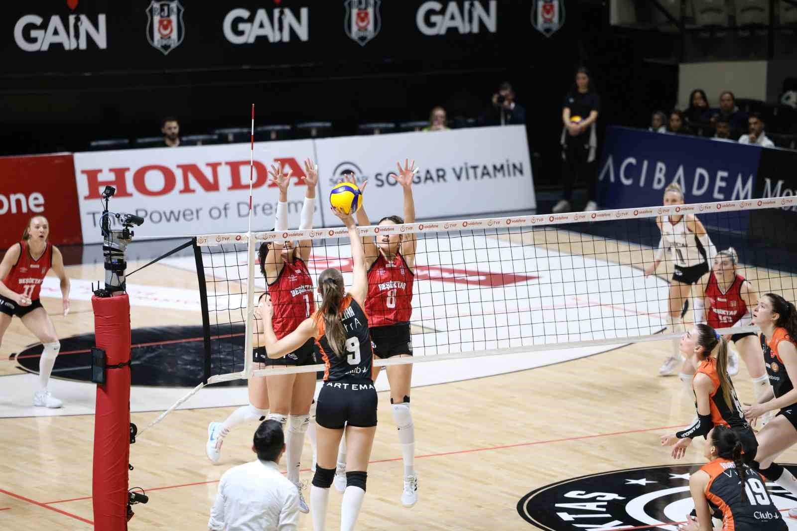 eczacibasi dynavit 5 setlik mucadeleden galip ayrildi 1