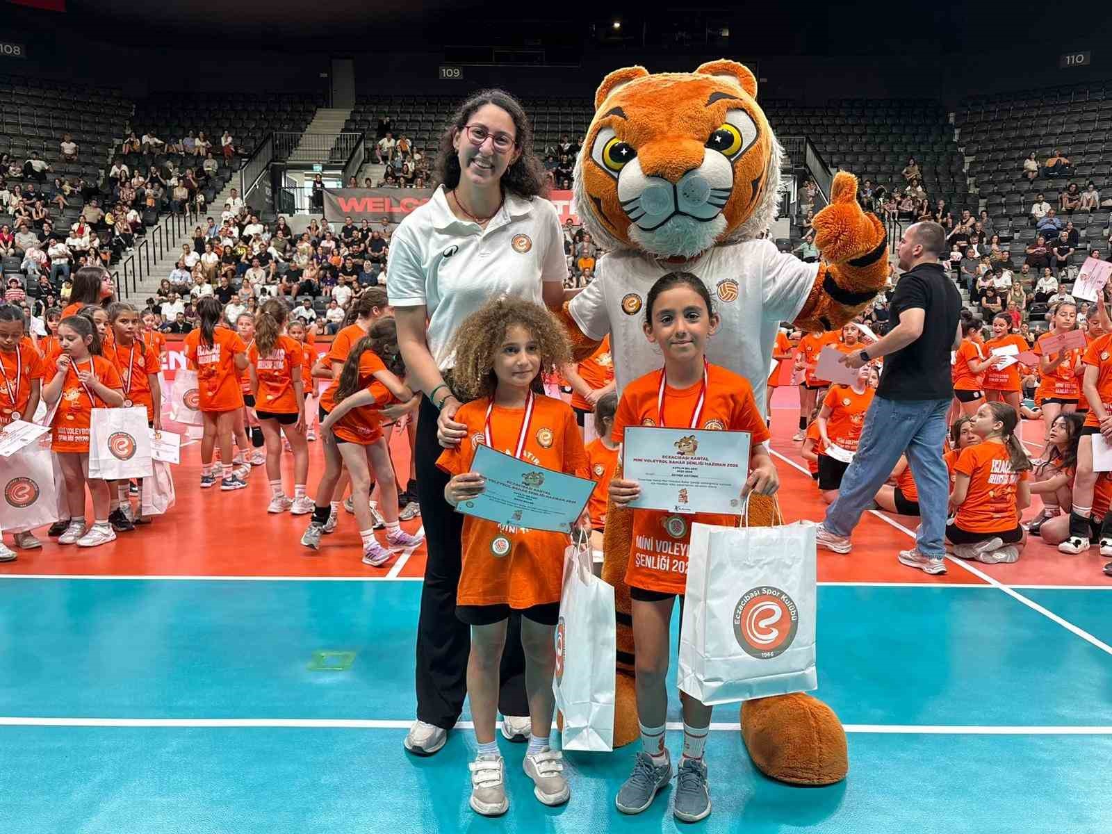 Eczacıbaşı Spor Kulübü Mini Voleybol Şenliği gerçekleşti 7 eczacibasi spor kulubu mini voleybol senligi gerceklesti 3 KiCrduuK