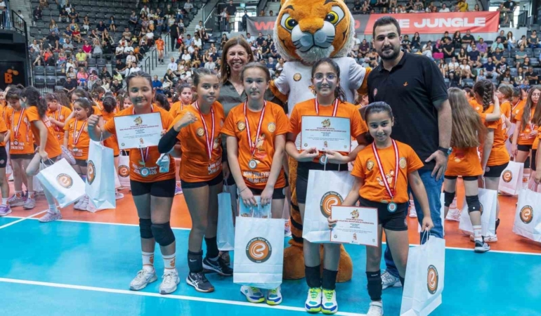 eczacibasi-spor-kulubu-mini-voleybol-senligi-gerceklesti-MLySUkPB.jpg