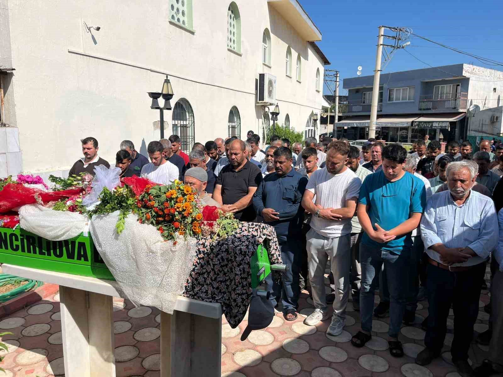 Eda, İncirliova’da son yolculuğuna uğurlandı 4 eda incirliovada son yolculuguna ugurlandi 0 aiA5d9QK