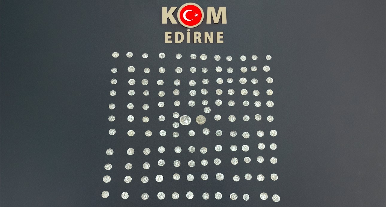 Edirne Kapıkule’de tarihi eser operasyonu: Büyük İskender portreli sikkelerle kaçarken yakalandılar 5 edirne kapikulede tarihi eser operasyonu buyuk iskender portreli sikkelerle kacarken yakalandilar 1 OUYLVctA