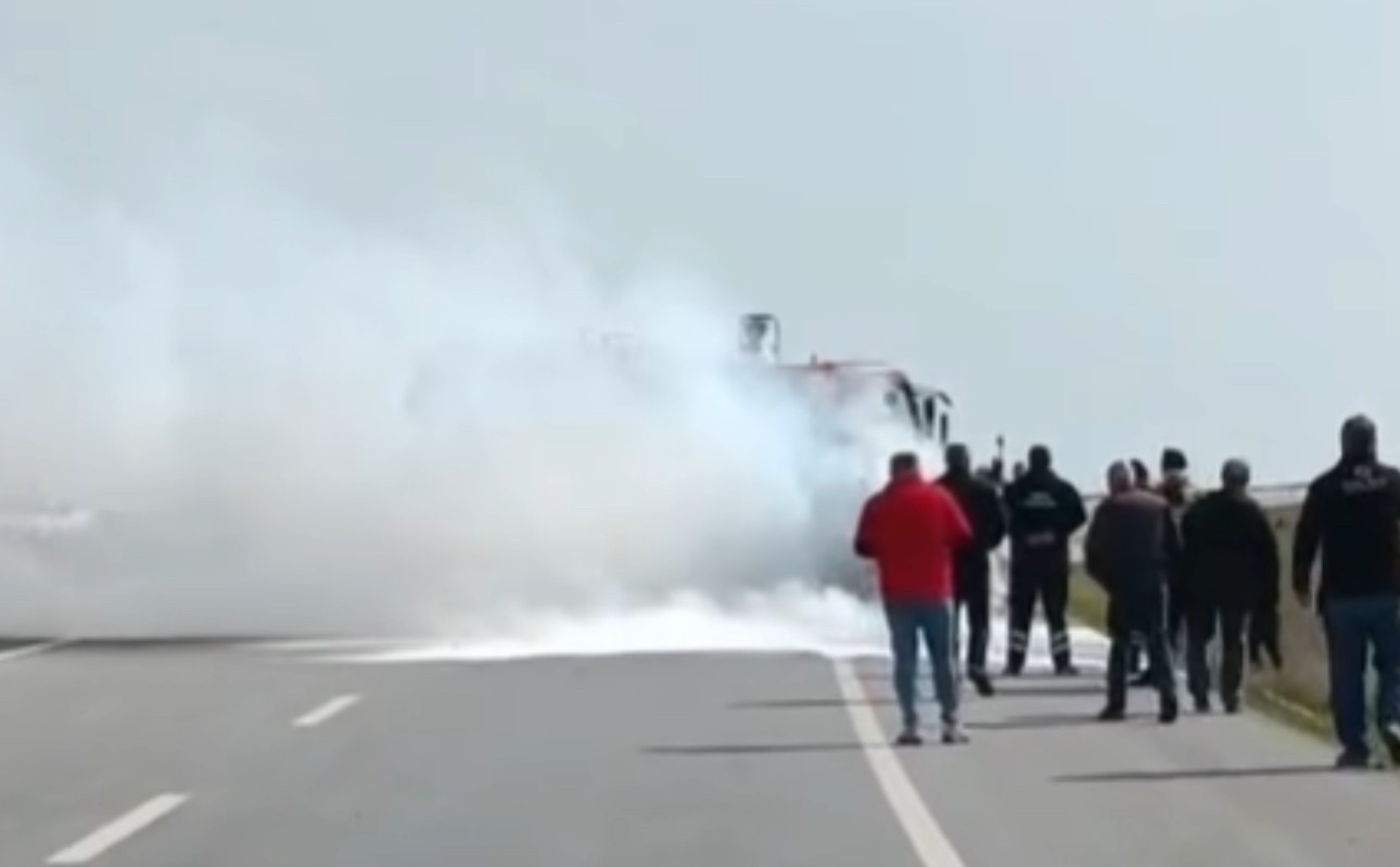 edirne kirklareli yolunda seyir halindeki is makinesi alevlere teslim oldu 1 UQ2N24AS