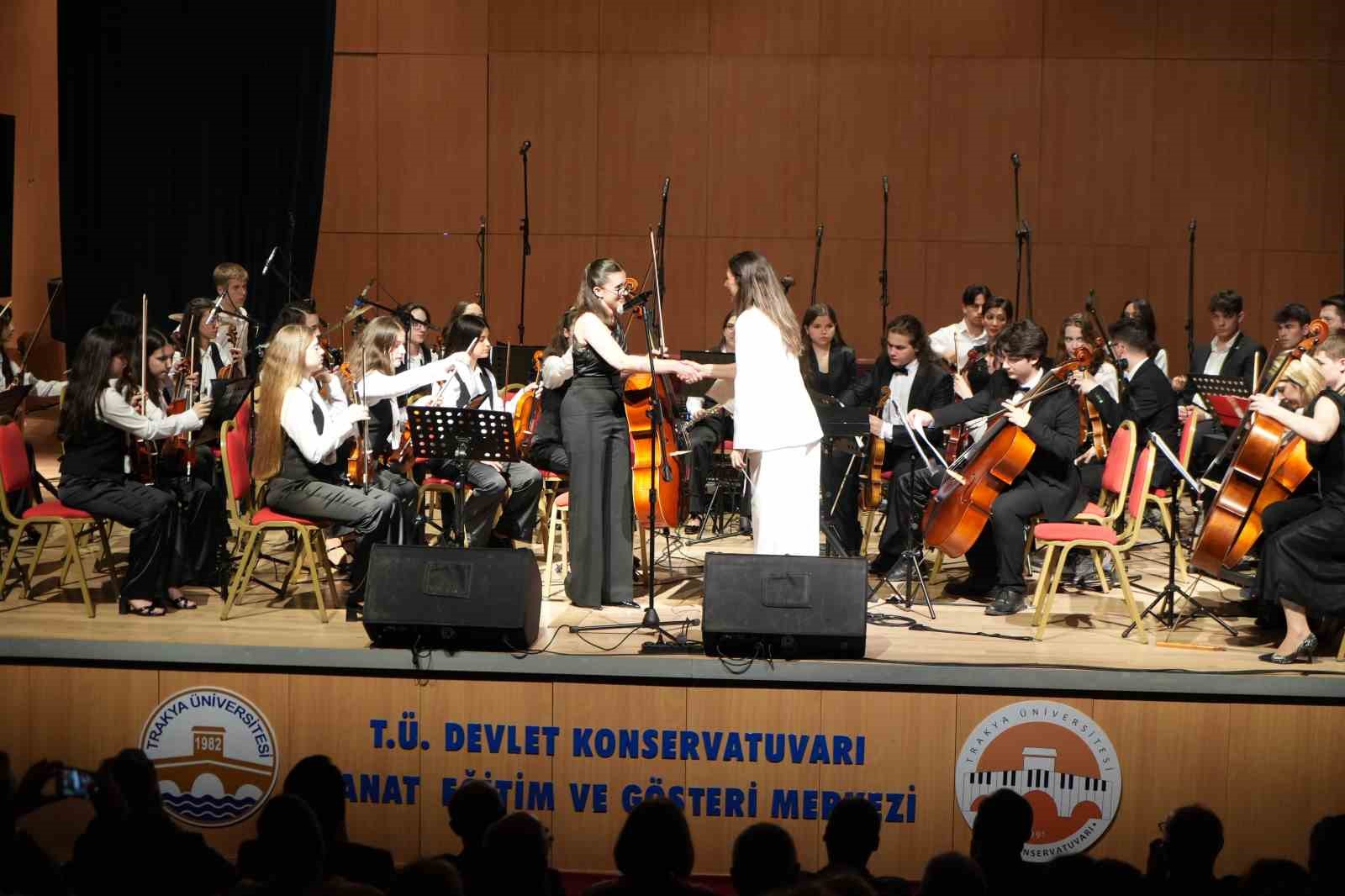 Edirne Lisesi’nden hafızalara kazınan gece: Genç yetenekler ayakta alkışlandı 7 edirne lisesinden hafizalara kazinan gece genc yetenekler ayakta alkislandi 3 36CUzBvG