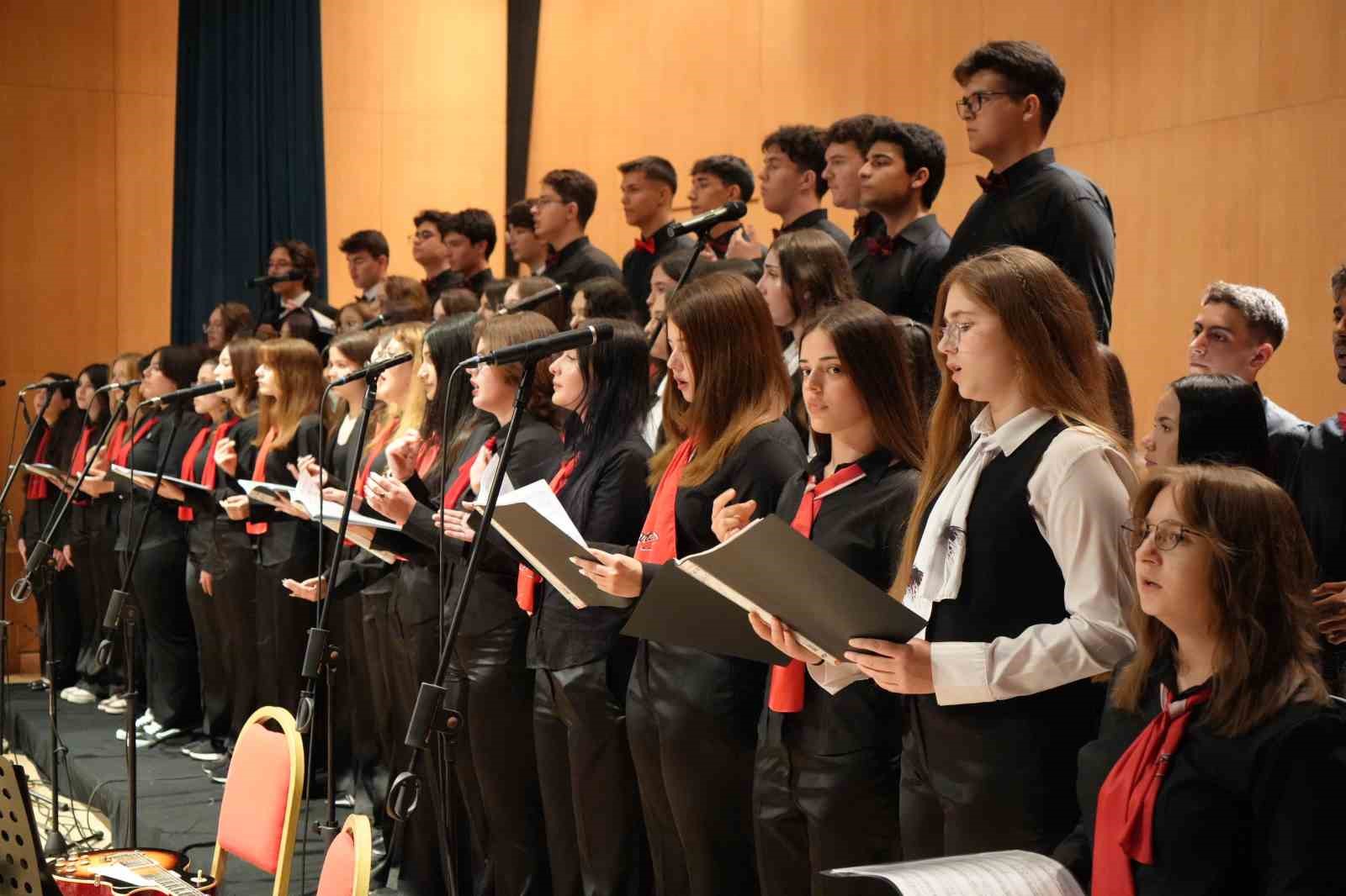 Edirne Lisesi’nden hafızalara kazınan gece: Genç yetenekler ayakta alkışlandı 9 edirne lisesinden hafizalara kazinan gece genc yetenekler ayakta alkislandi 5 ki4frJPv