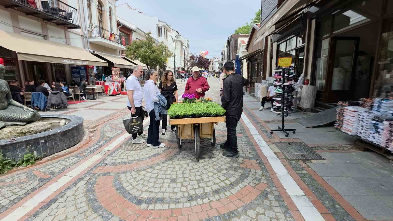 Edirne Saraçhane Caddesi’nde fesleğen kokusu 6 edirne sarachane caddesinde feslegen kokusu 2 jy3dvXOa