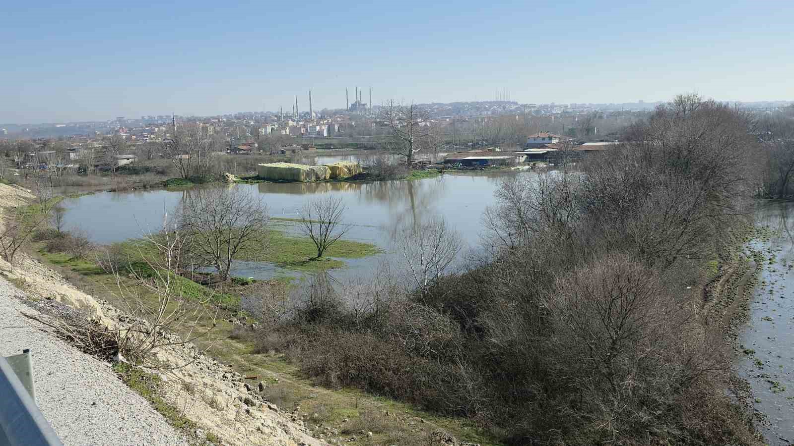 edirne yildirim mahallesinde hayvan ciftlikleri su altinda 3 AthyUBlK