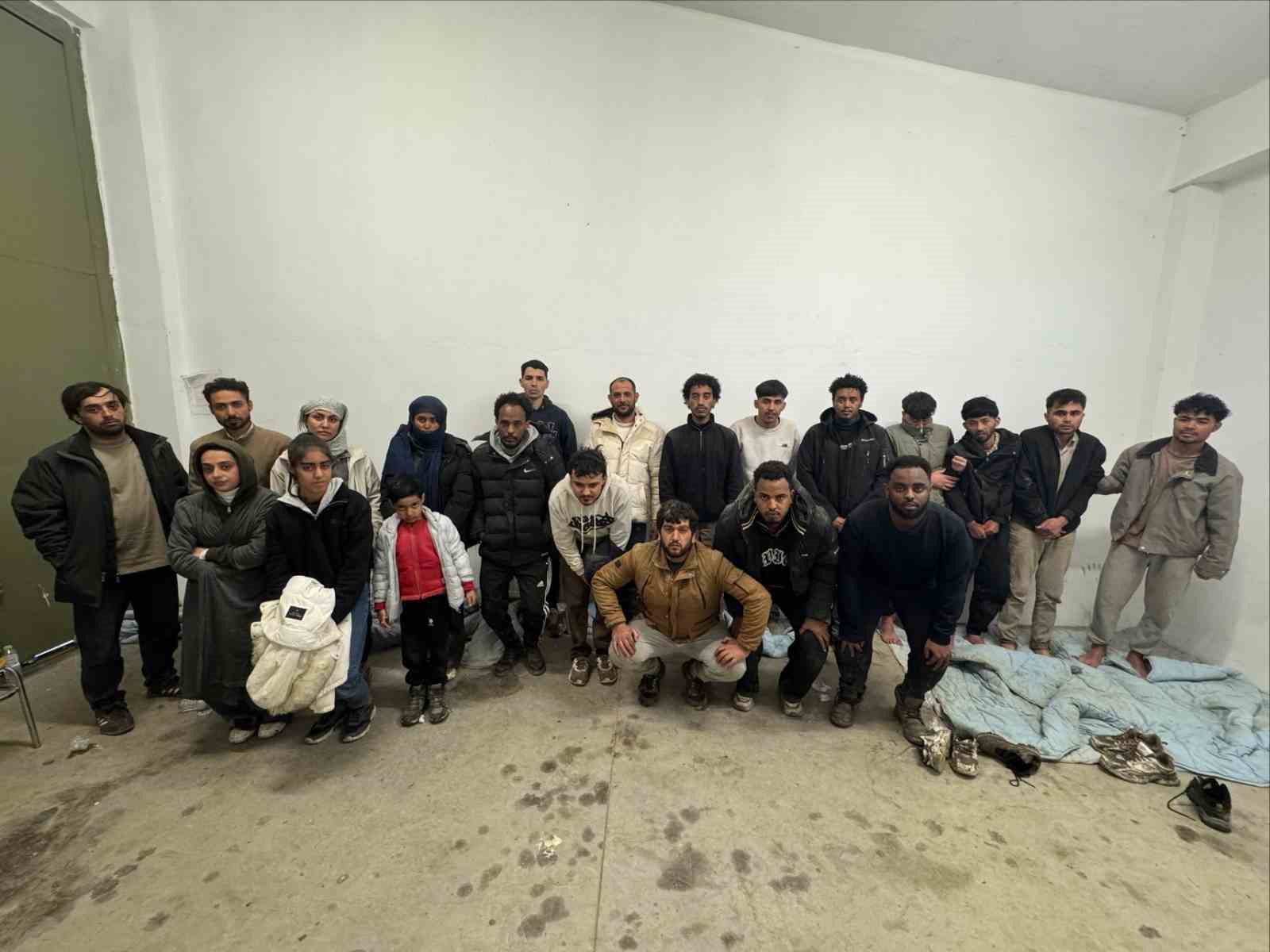 Edirne’de 21 düzensiz göçmen yakalandı 4 edirnede 21 duzensiz gocmen yakalandi 0 DEHfgGgF