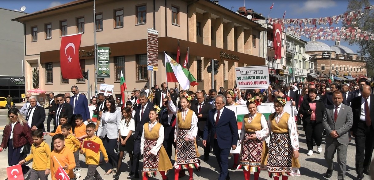 Edirne’de 23 Nisan coşkusu Balkanlardan gelen öğrencilerle birlikte yaşandı 4 edirnede 23 nisan coskusu balkanlardan gelen ogrencilerle birlikte yasandi 0 dmE4SDmd