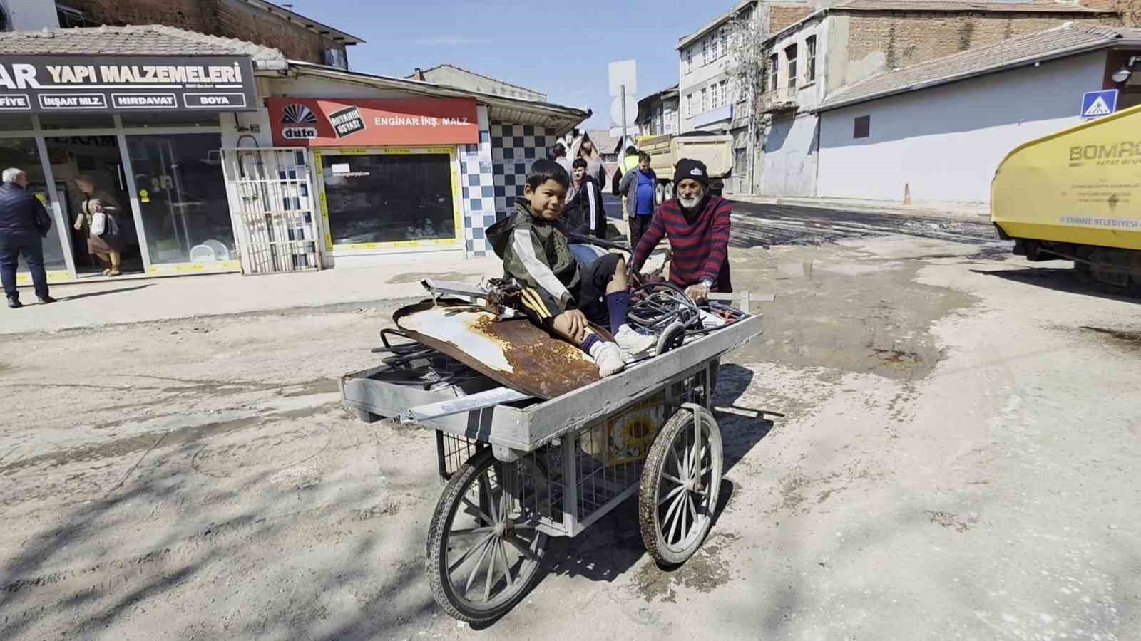 edirnede 23 nisanda farkli bir gun biri eglendi biri calisti 0