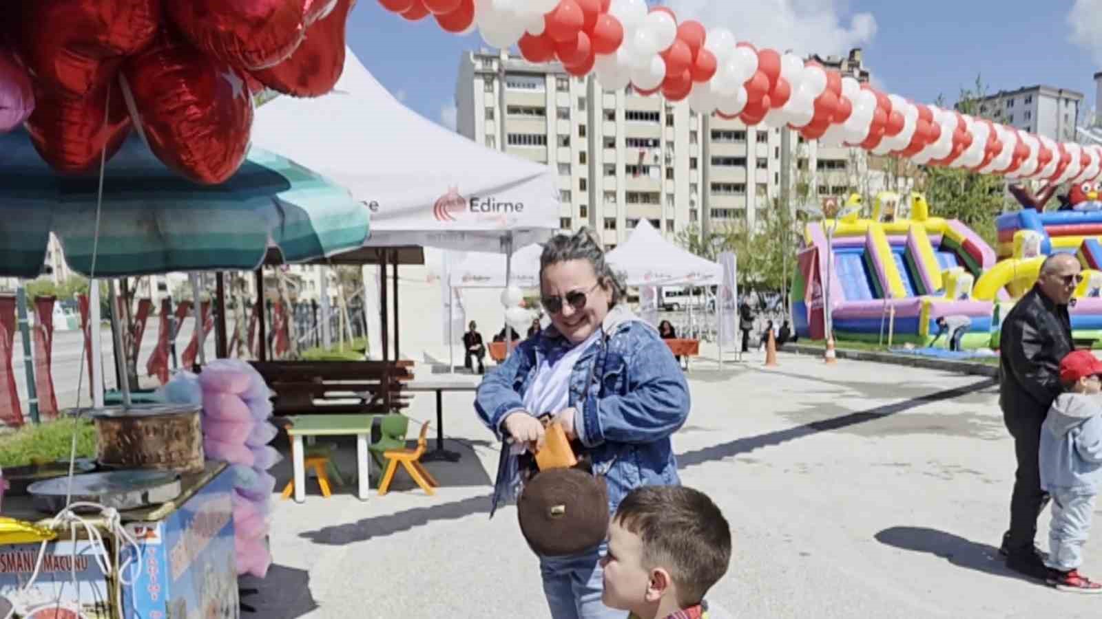 edirnede 23 nisanda farkli bir gun biri eglendi biri calisti 3 4FVfALVN