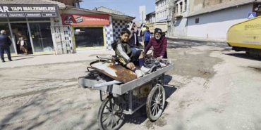 edirnede-23-nisanda-farkli-bir-gun-biri-eglendi-biri-calisti-QzXggzJW.jpg