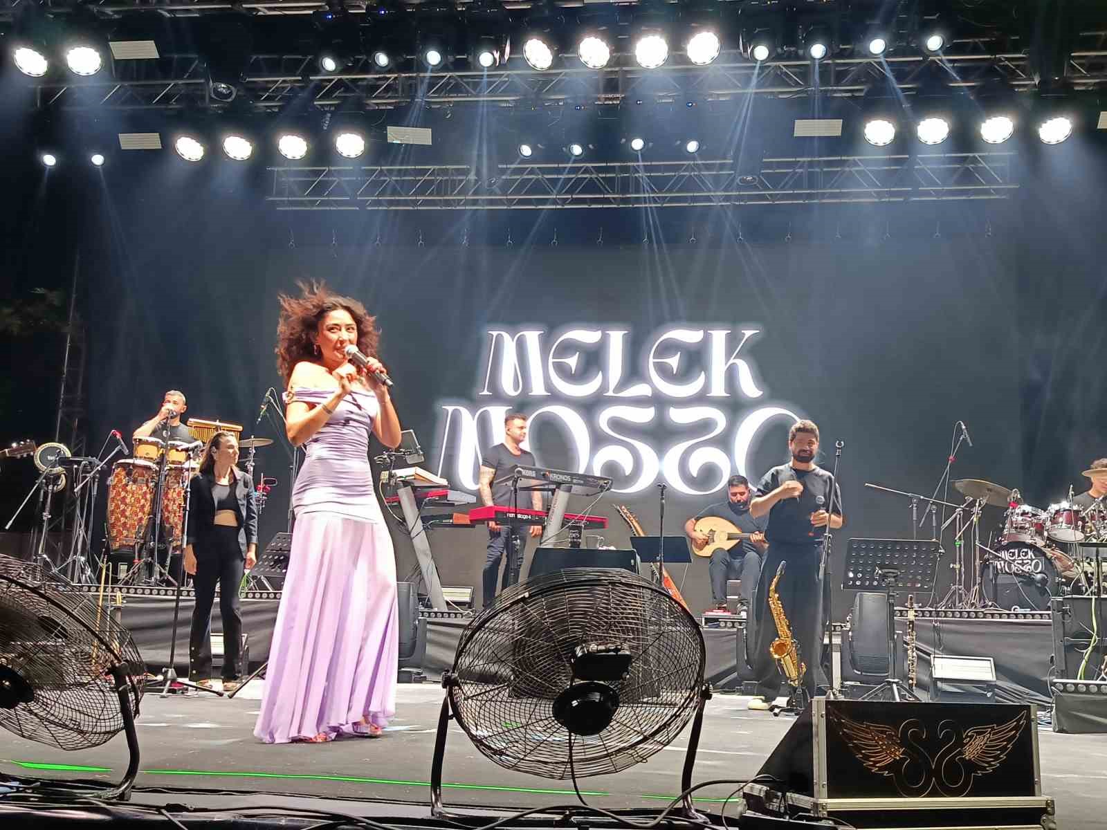 edirnede 665inci tarihi kirkpinar yagli gures festivalinde melek mosso sahne aldi 0 7LNtILZs